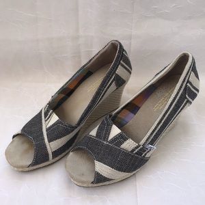 Toms open toe espadrille size 7.5 grey off white